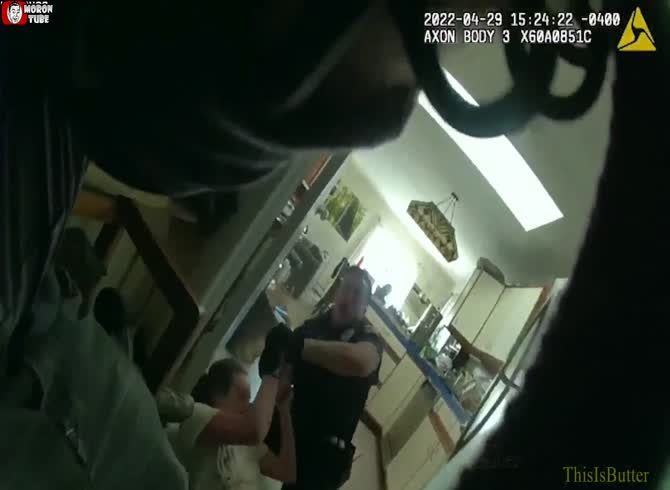 Video :During a domestic fight, a lady in New York tries to stab cops (Warning - disturbing)
